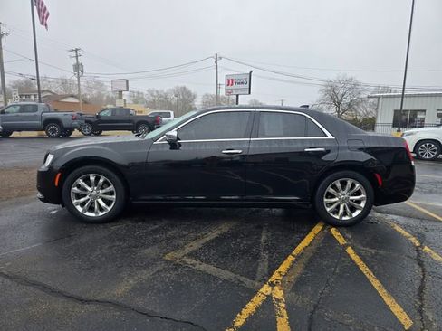 Used 2016 Chrysler 300 C image 4