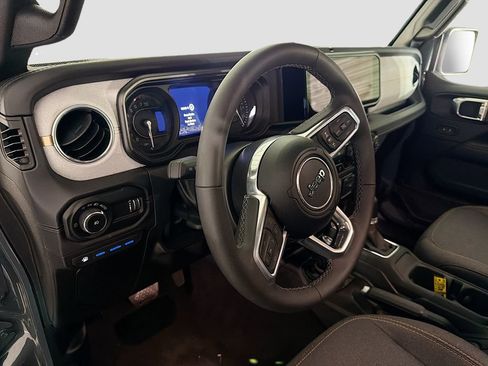 Used 2025 Jeep Wrangler Unlimited Sahara AWD/4WD image 9