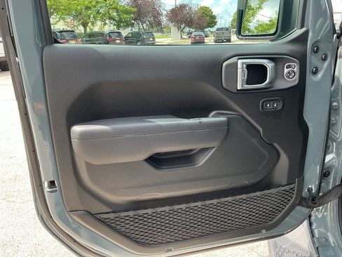 Certified 2025 Jeep Gladiator Sport AWD/4WD image 12