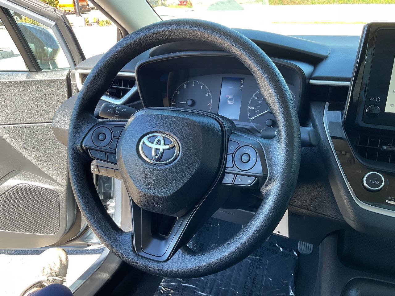 Used 2025 Toyota Corolla LE FWD image 18