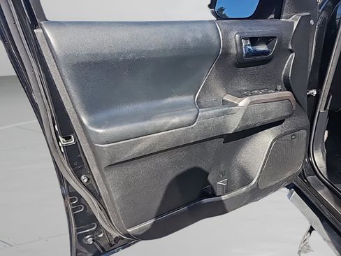 Used 2022 Toyota Tacoma Limited image 18