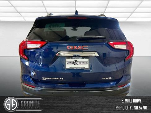 Used 2022 GMC Terrain SLE w/ Driver Convenience Package image 4