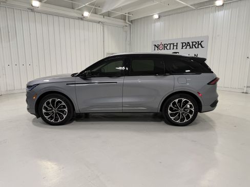 Used 2024 Lincoln Nautilus Reserve w/ Equipment Group 202A AWD/4WD image 2