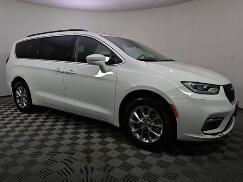 Used 2022 Chrysler Pacifica Touring-L image 8