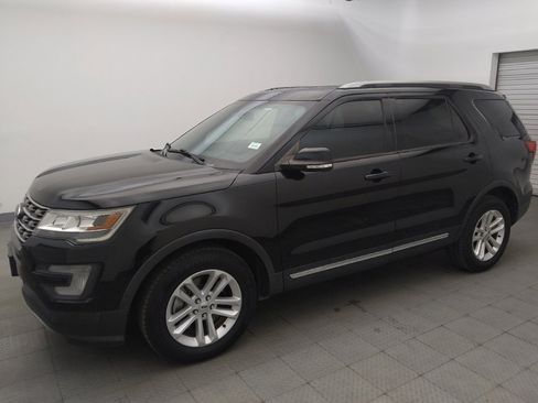 Used 2017 Ford Explorer XLT w/ Equipment Group 202A FWD image 2