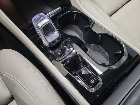 Certified 2024 Volvo XC40 B5 Plus w/ Protection Package Premier image 31