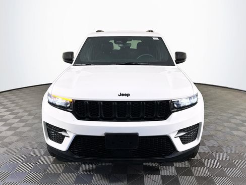 Used 2024 Jeep Grand Cherokee Altitude image 2