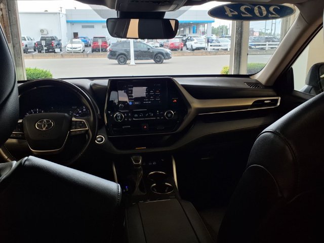 Used 2024 Toyota Highlander XLE FWD image 19