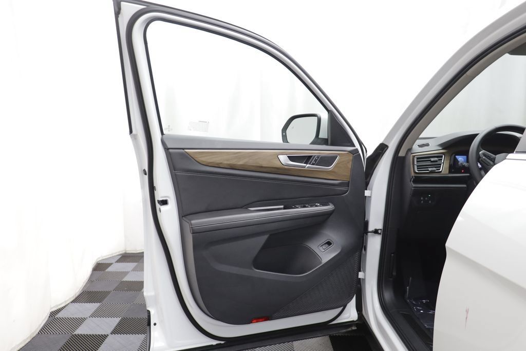 Used 2026 Volkswagen Atlas SE w/ Black Wheel Package AWD/4WD image 4