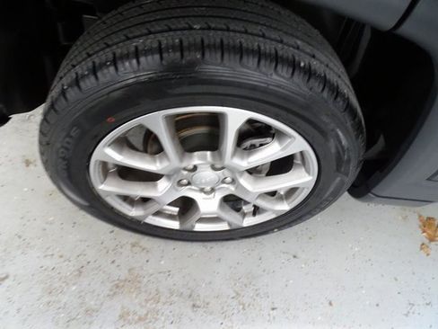 Certified 2024 Jeep Compass Latitude w/ Sun and Sound Group image 30