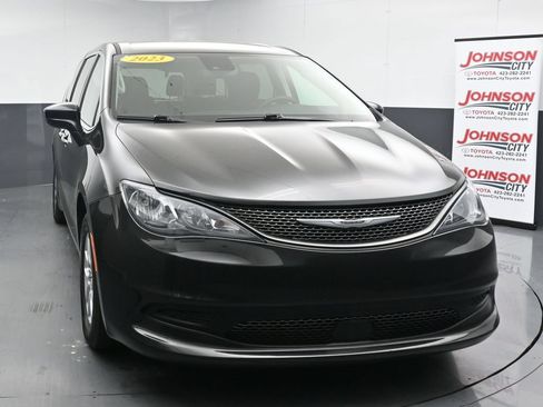 Used 2023 Chrysler Voyager LX FWD image 3