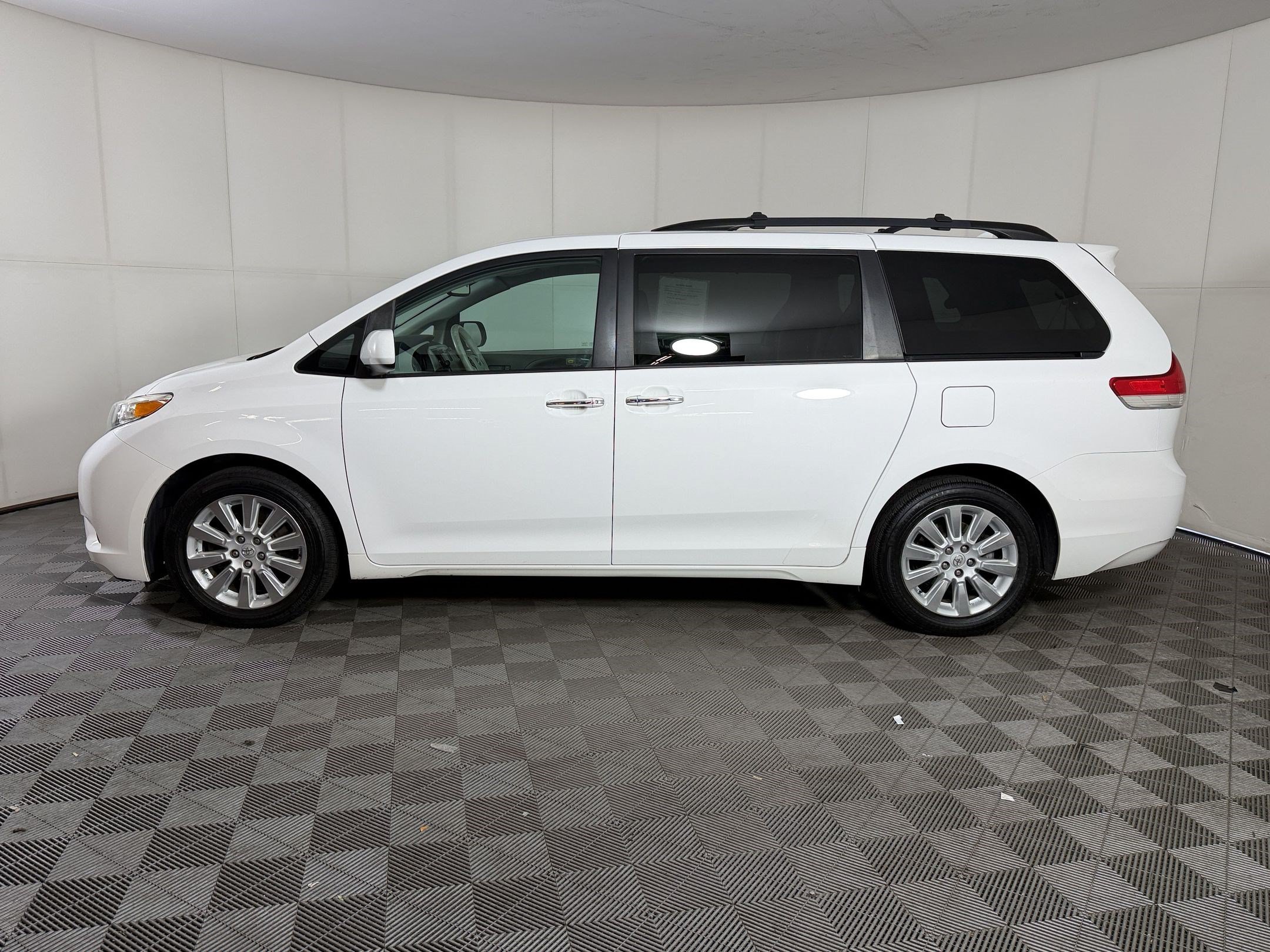 Used 2013 Toyota Sienna XLE w/ Premium Pkg AWD/4WD image 2