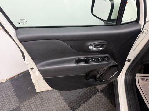Used 2018 Jeep Renegade Altitude AWD/4WD image 15