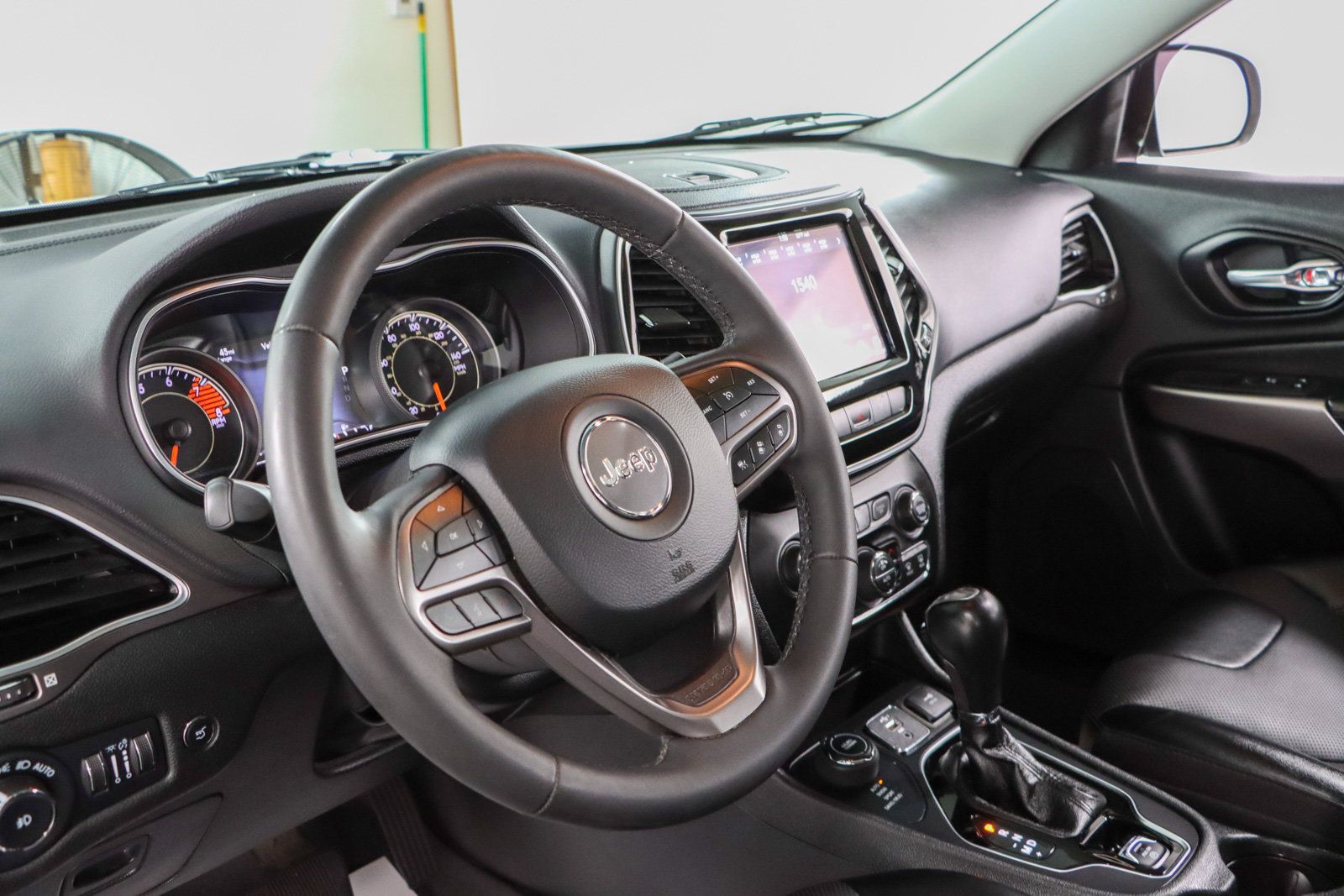 Used 2022 Jeep Cherokee Limited AWD/4WD image 23