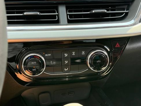Used 2025 Chevrolet Trax LT FWD image 8