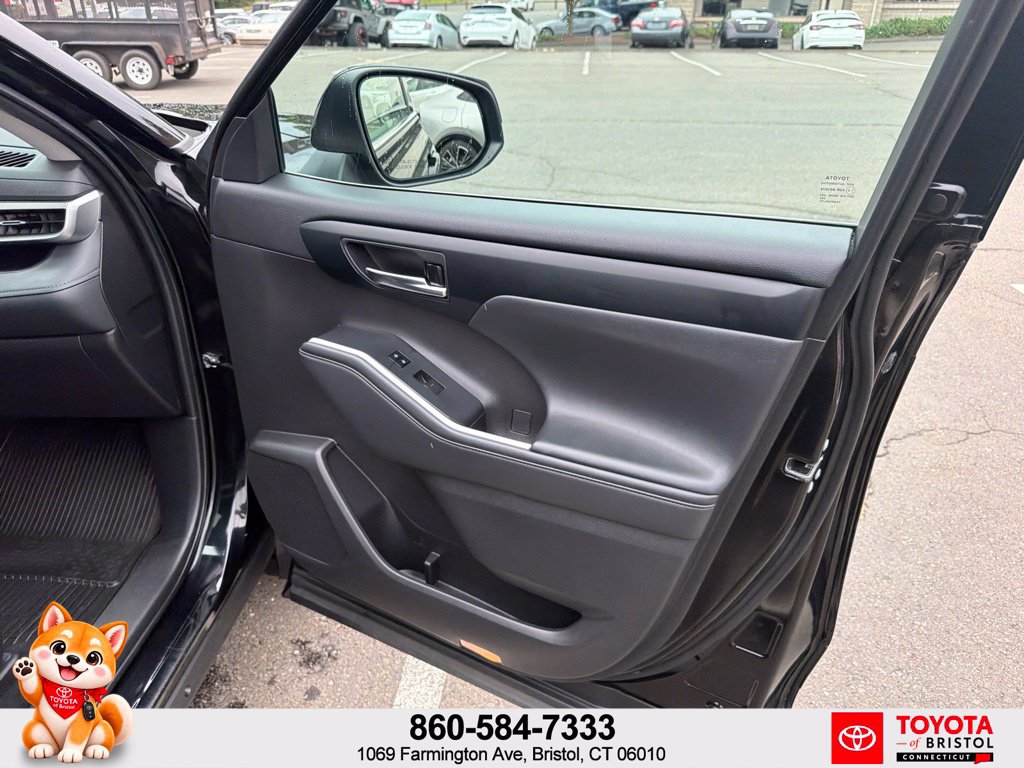 Used 2022 Toyota Highlander XLE AWD/4WD image 44