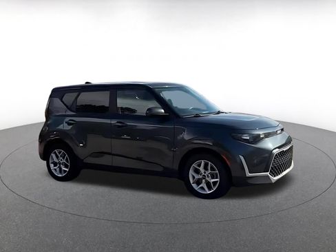 Used 2025 Kia Soul LX w/ LX Technology Package FWD image 2