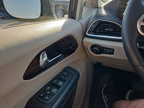 Used 2023 Chrysler Pacifica Limited image 22