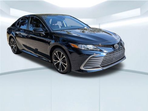 Used 2021 Toyota Camry LE image 11