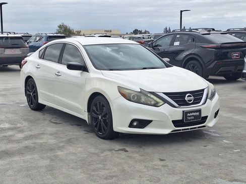 Used 2017 Nissan Altima 2.5 SR w/ Midnight Edition Package FWD image 3