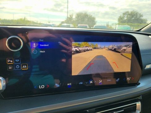 Certified 2025 Chevrolet Traverse LT image 24