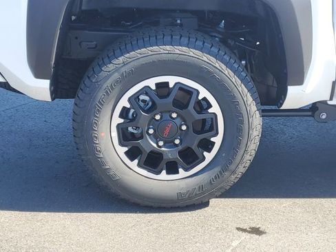 Used 2025 Toyota Tacoma TRD Off-Road image 5
