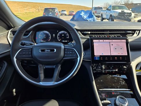 New 2025 Jeep Grand Cherokee Limited image 17