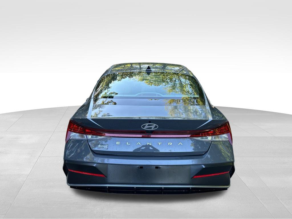 Used 2025 Hyundai Elantra SEL FWD image 4