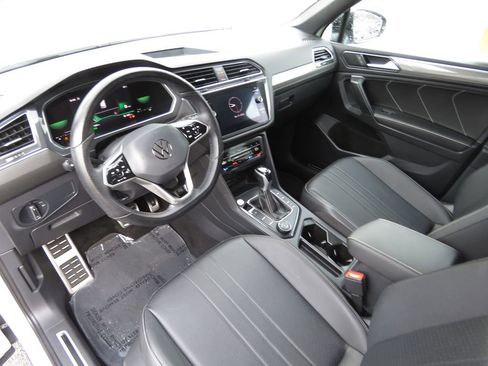 Used 2023 Volkswagen Tiguan SE R-Line image 11