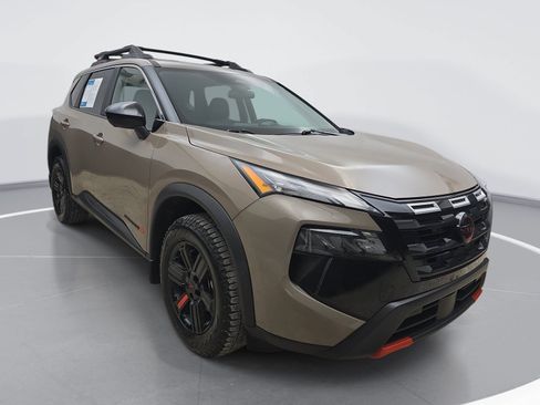 Used 2025 Nissan Rogue SV AWD/4WD image 2