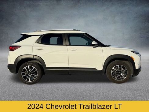 Used 2024 Chevrolet TrailBlazer LT image 2