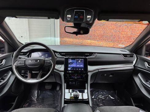 Used 2023 Jeep Grand Cherokee Altitude image 11