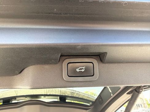 Used 2018 Land Rover Discovery HSE AWD/4WD image 8