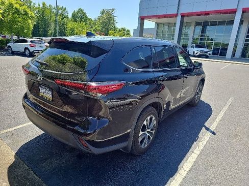 Used 2022 Toyota Highlander XLE AWD/4WD image 6
