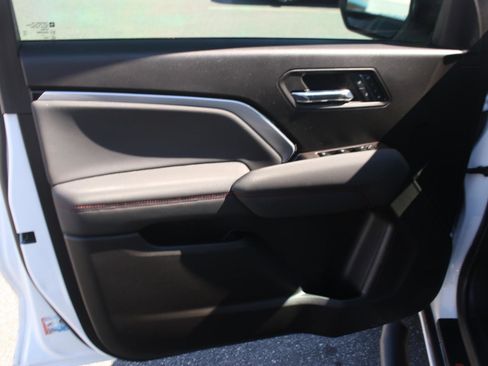 Used 2023 Chevrolet Colorado Z71 w/ Z71 Convenience Package 2 image 12