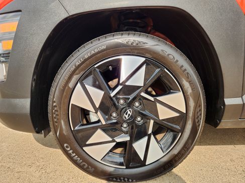 Used 2025 Hyundai Kona SEL FWD image 11