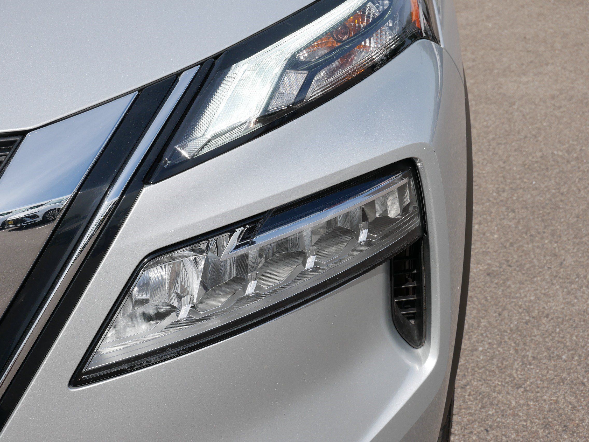 Used 2023 Nissan Rogue SV AWD/4WD image 16
