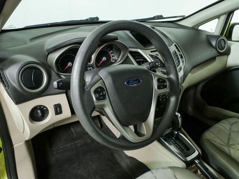 Used 2013 Ford Fiesta SE FWD image 4