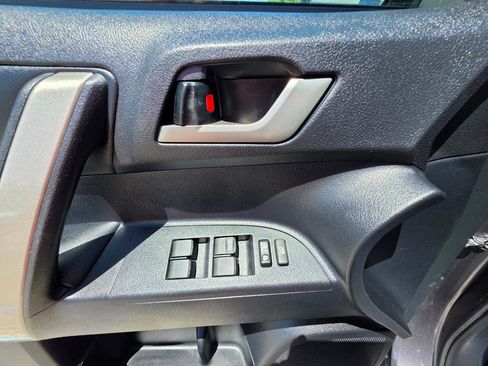 Used 2012 Toyota Highlander SE w/ Tow Pkg FWD image 14