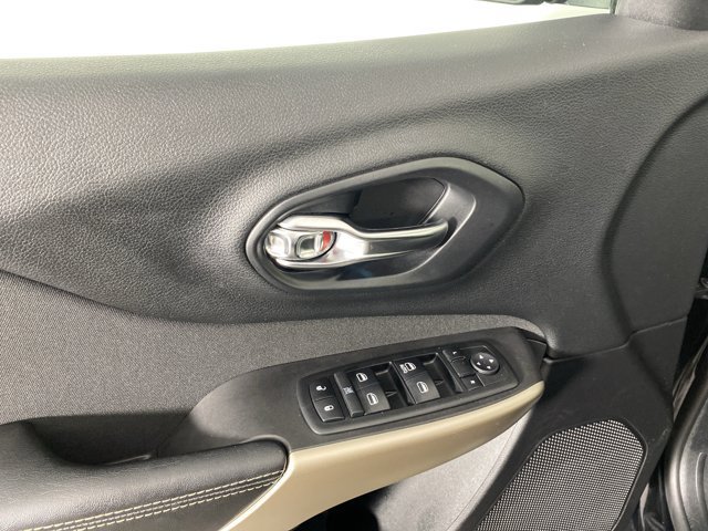 Used 2018 Jeep Cherokee Latitude w/ Safety Group AWD/4WD image 13