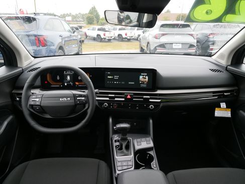 New 2026 Kia Sportage LX image 18