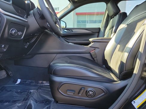 Used 2023 Jeep Grand Cherokee L Laredo AWD/4WD image 16