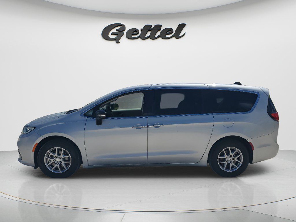 Used 2024 Chrysler Pacifica Touring-L FWD image 8