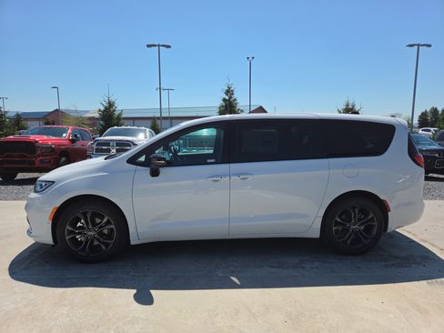 New 2026 Chrysler Pacifica Select FWD image 11