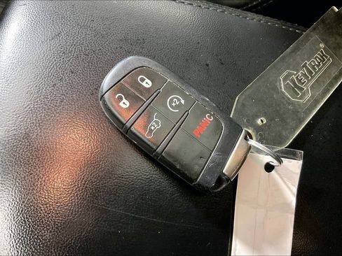 Used 2015 Jeep Grand Cherokee Altitude RWD image 12