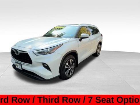 Used 2022 Toyota Highlander XLE AWD/4WD image 2