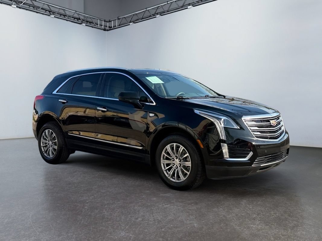 Used 2018 Cadillac XT5 Luxury w/ Driver Awareness Package FWD image 3