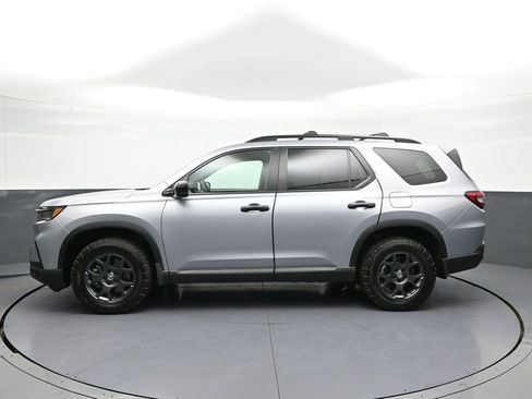 Certified 2025 Honda Pilot TrailSport image 9