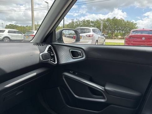 Used 2025 Kia Soul LX w/ LX Technology Package FWD image 29