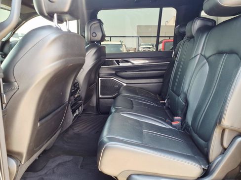 Used 2023 Jeep Wagoneer 4WD w/ Premium Group I image 9